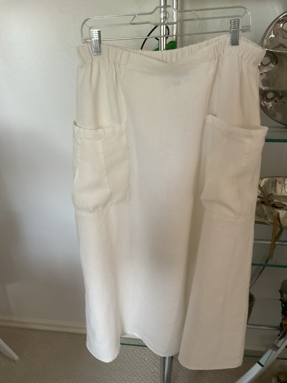 Flax White Linen Elastic-Waist Skirt with front pockets.